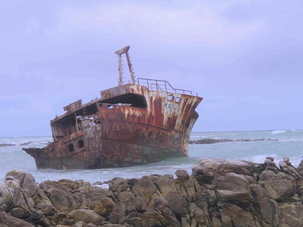 Dee'S Place Hotel Agulhas Exterior photo