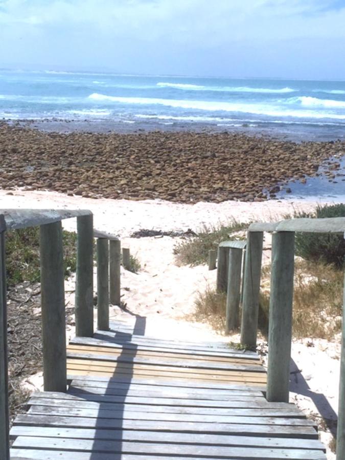 Dee'S Place Hotel Agulhas Exterior photo